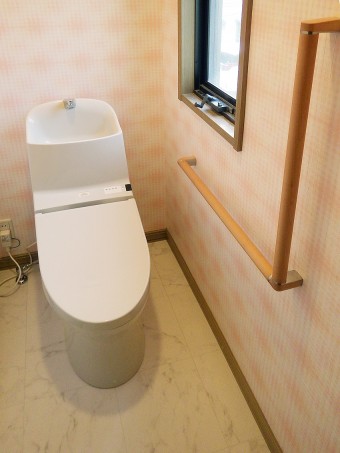 壁を補強し安心の手すり付のトイレへ　TOTO GG-800